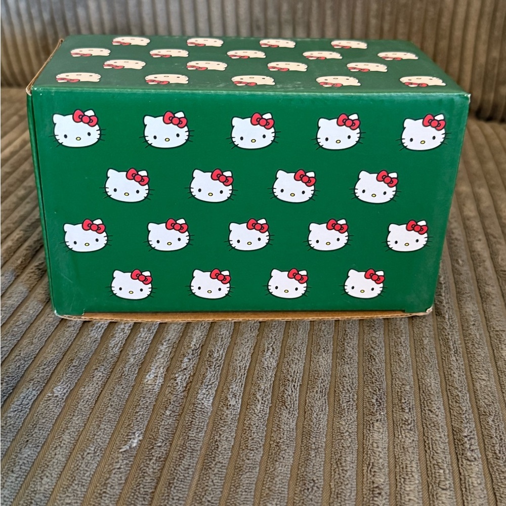 Sanrio Hello Kitty St. Patrick’s Day Salt & Pepper Shakers NWT - Picture 3 of 8